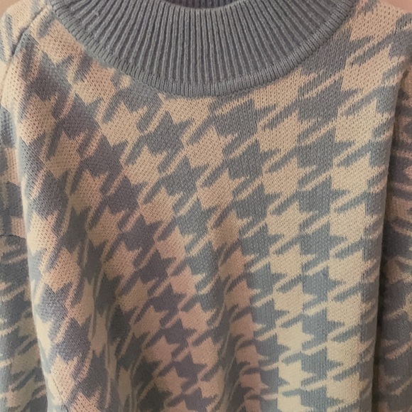 sweater - Picture 2 of 4